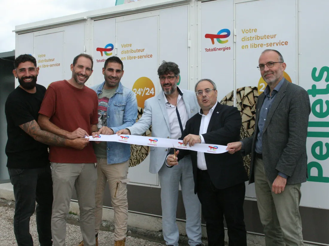 Les frères Pinto, Olivier Grosjean (maire de Dracy-le-Fort) et l'équipe TotalEnergies à l'inauguration du distributeur de granulés