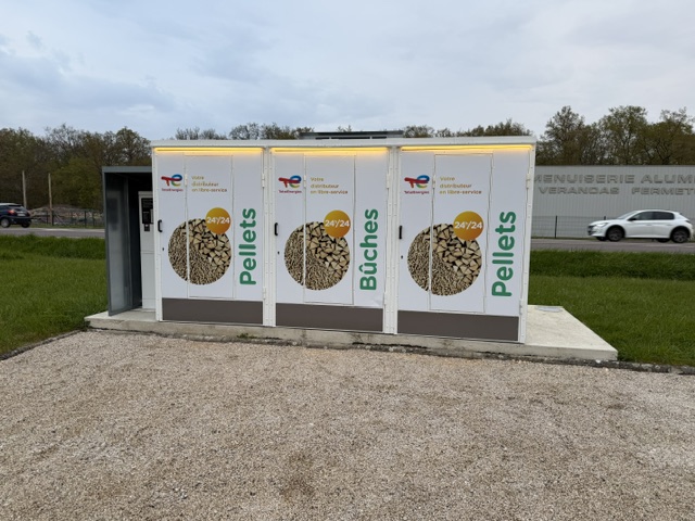 Le distributeur automatique de pellets et bûches TotalEnergies, en libre-service 24h/24 à Dracy-le-Fort