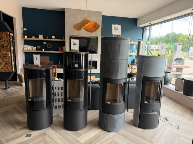 Quatre poêles à bois danois Jydepejsen premium exposés au showroom Instant à Dracy-le-Fort