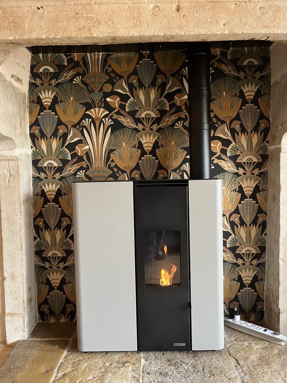 Poêle à granulés Palazzetti Ecofire Scarlet classique, porte noire mate, installé à Échevronne (21)