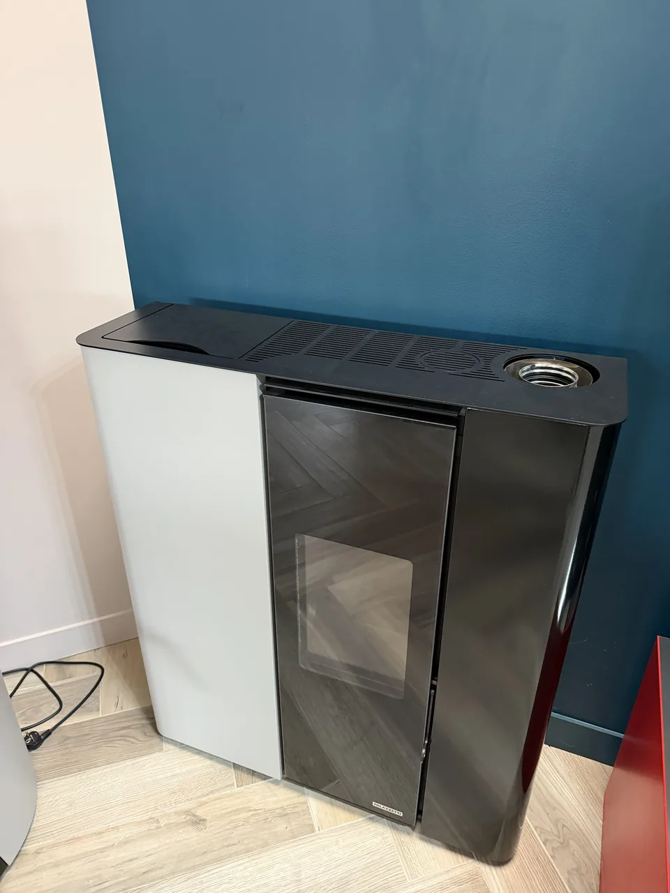Poêle à granulés Palazzetti Ecofire Scarlet Lux exposé au showroom Instant by Pinto de Dracy-le-Fort, vu du dessus
