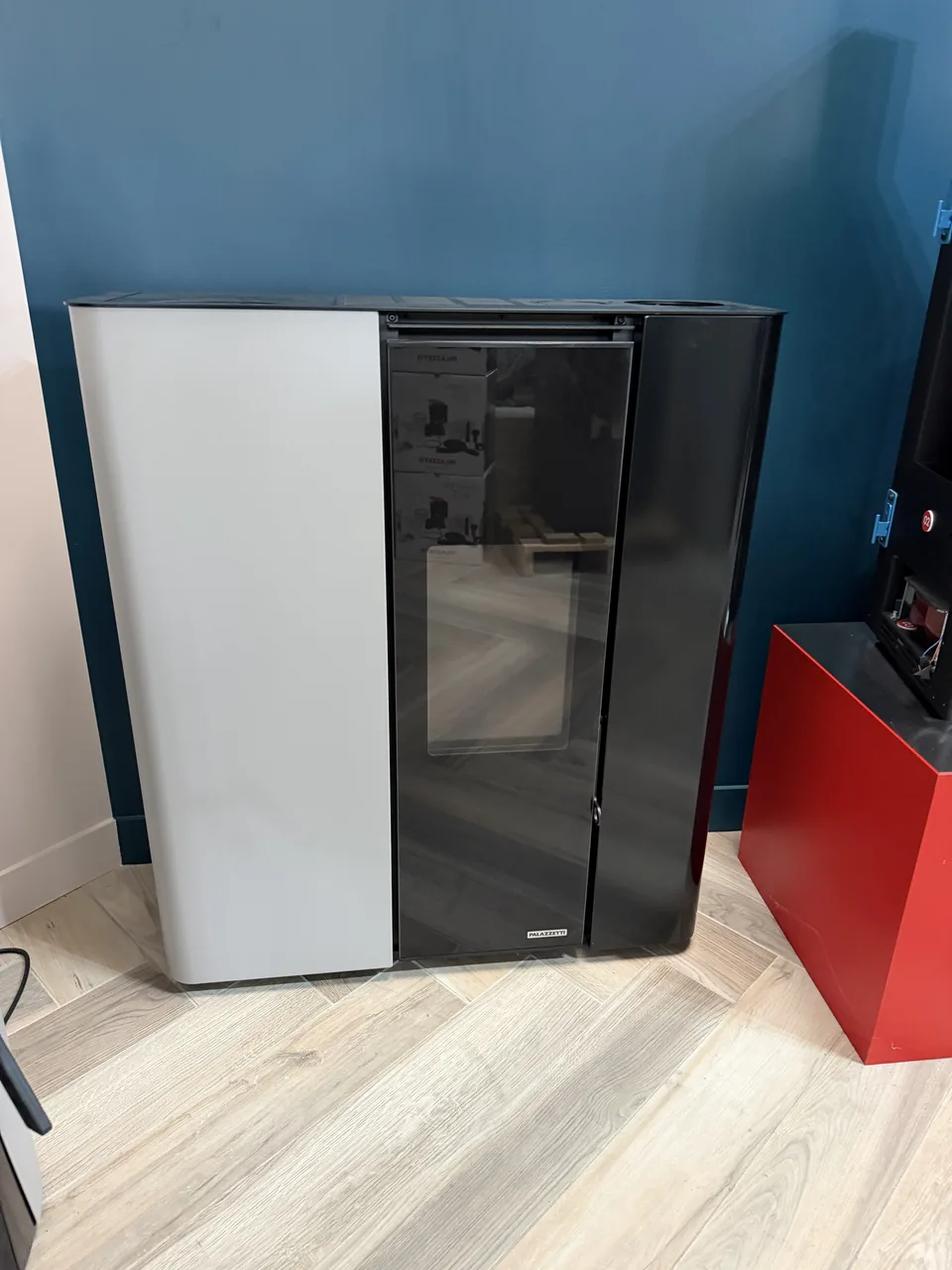 Poêle à granulés Palazzetti Ecofire Scarlet Lux exposé au showroom Instant by Pinto de Dracy-le-Fort, vu de face
