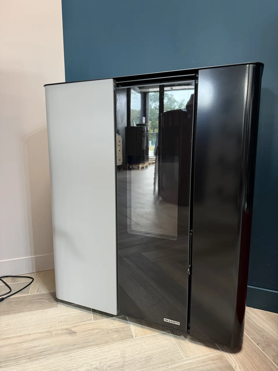 Poêle à granulés Palazzetti Ecofire Scarlet Lux exposé au showroom Instant by Pinto de Dracy-le-Fort, vu de trois-quarts