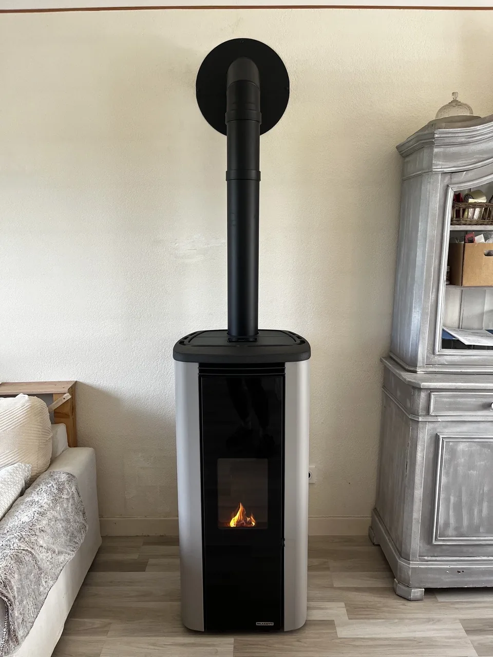 Poêle à granulés Palazzetti Ecofire Theo 9 installé au Creusot (71), vue d'ensemble