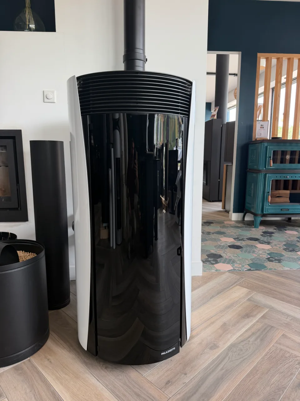 Poêle à granulés Palazzetti Vivienne 13 Pro 3 en finition blanche, au showroom de Dracy-le-Fort