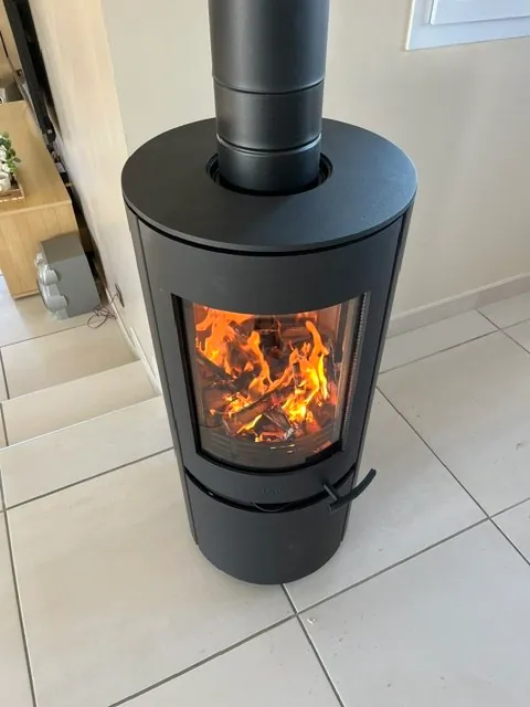 Poêle à bois installé dans une maison ancienne à Tournus par Instant Poêles & Cheminées by Pinto